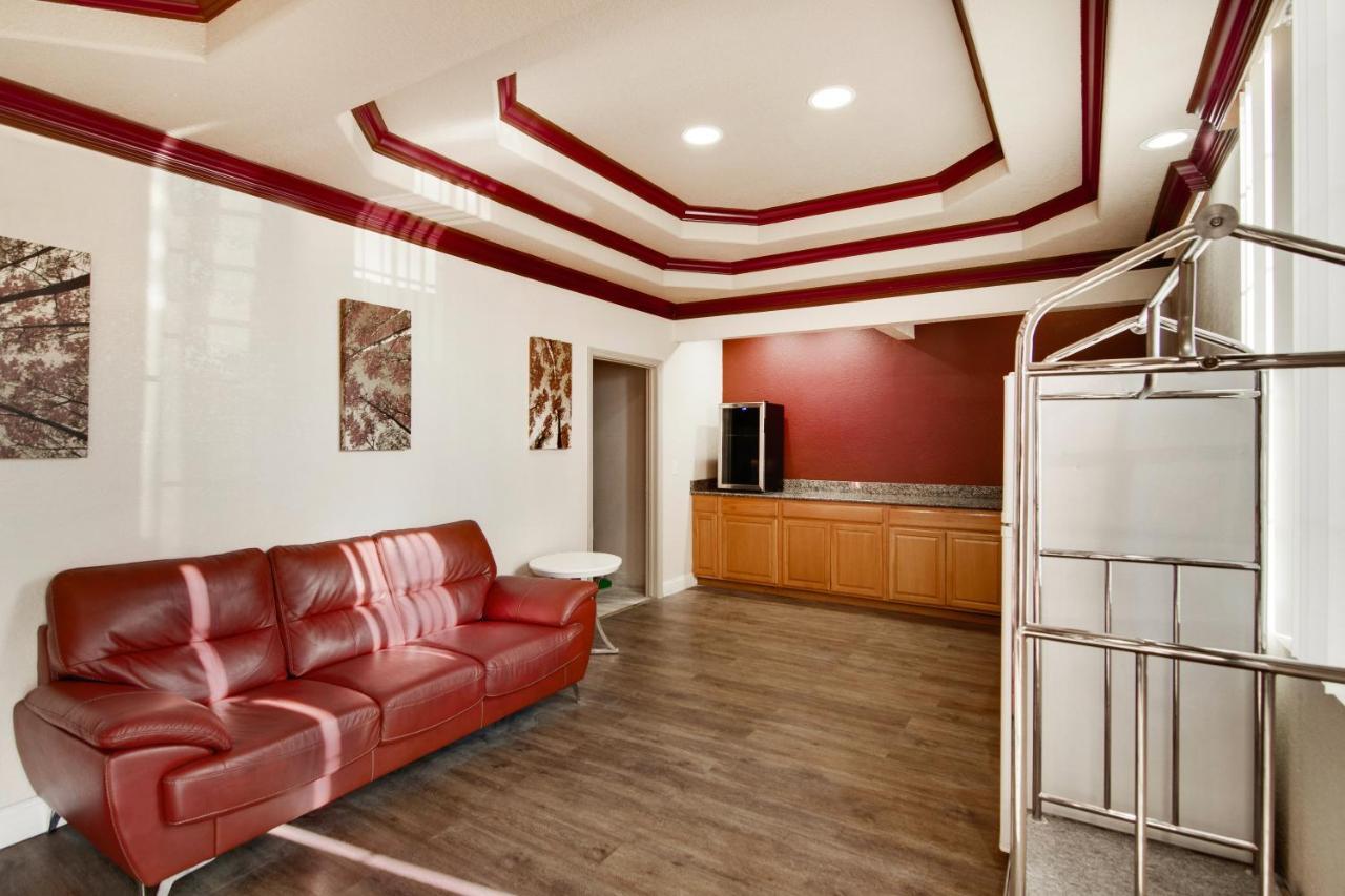 Red Roof Inn & Suites Pensacola-Nas Corry Экстерьер фото