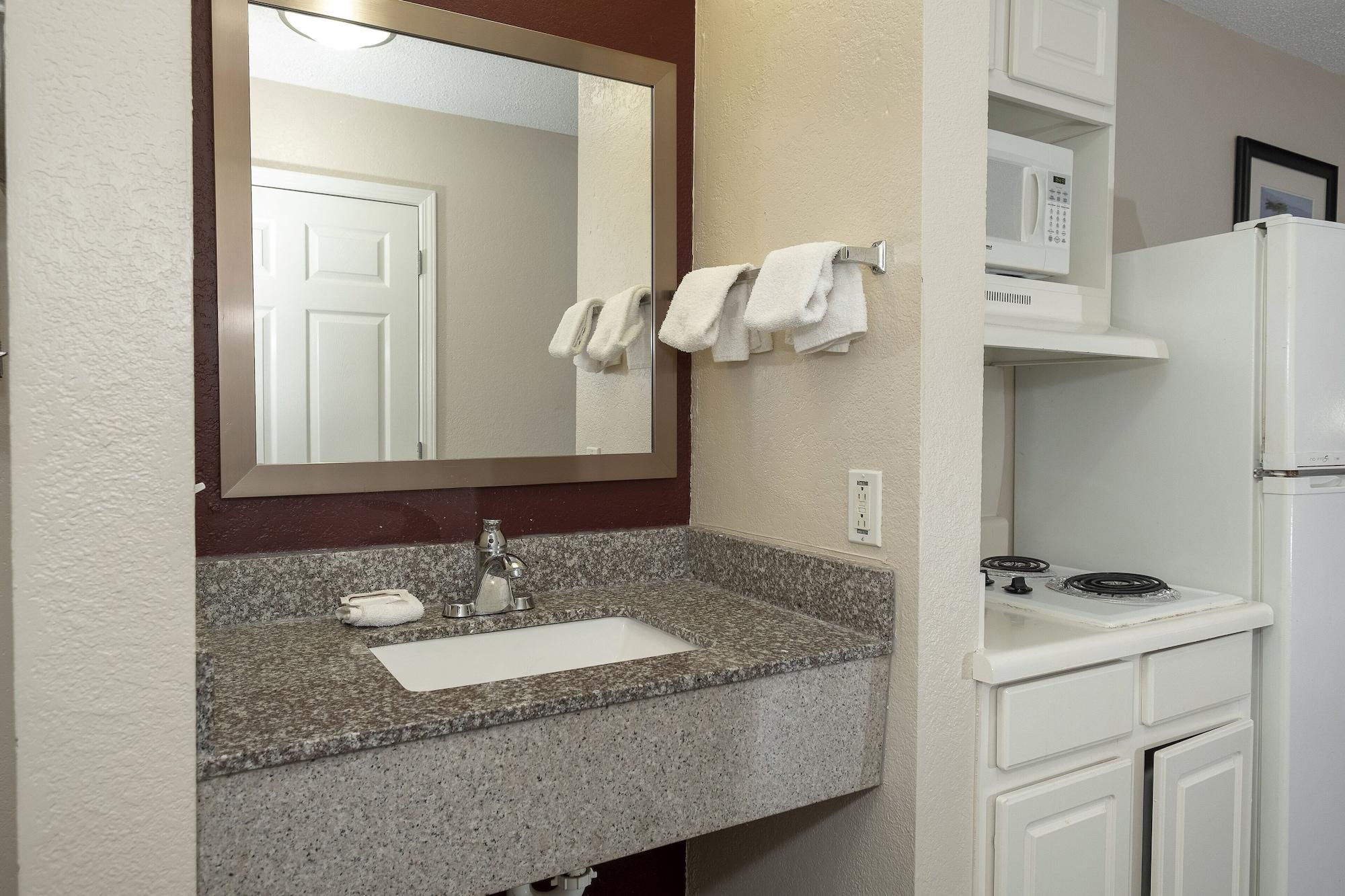Red Roof Inn & Suites Pensacola-Nas Corry Экстерьер фото