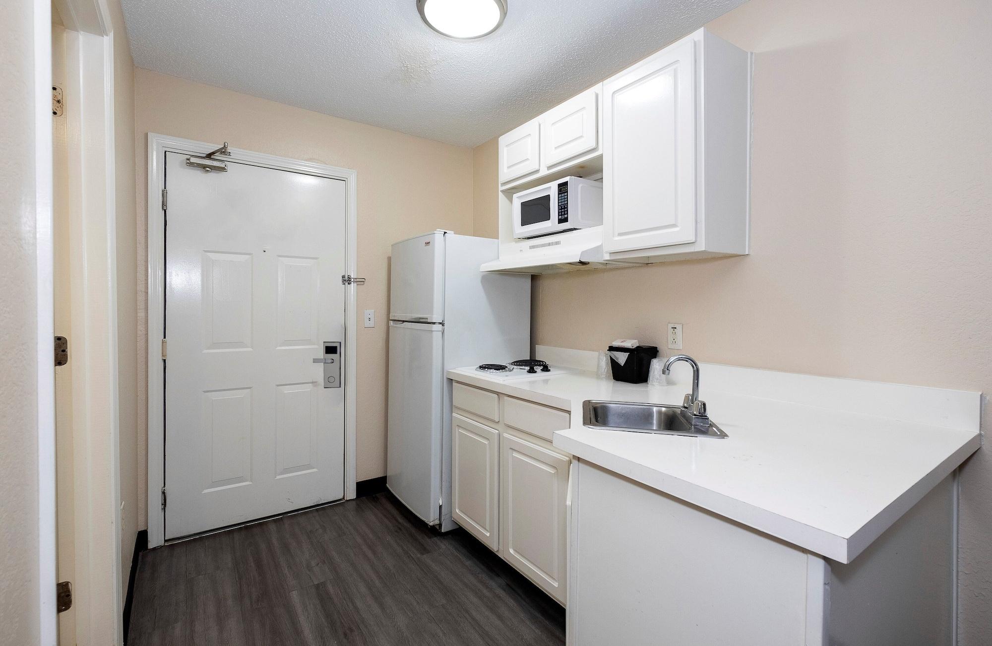 Red Roof Inn & Suites Pensacola-Nas Corry Экстерьер фото