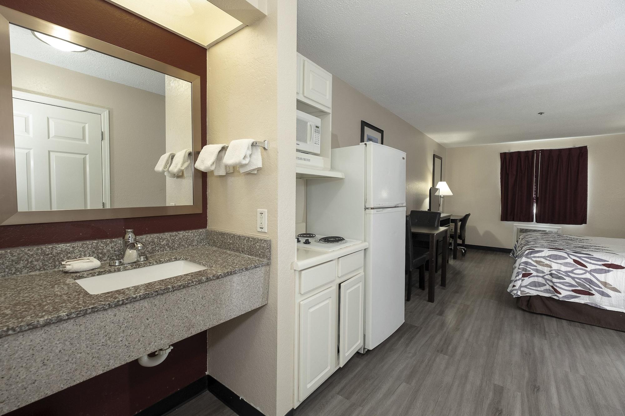 Red Roof Inn & Suites Pensacola-Nas Corry Экстерьер фото