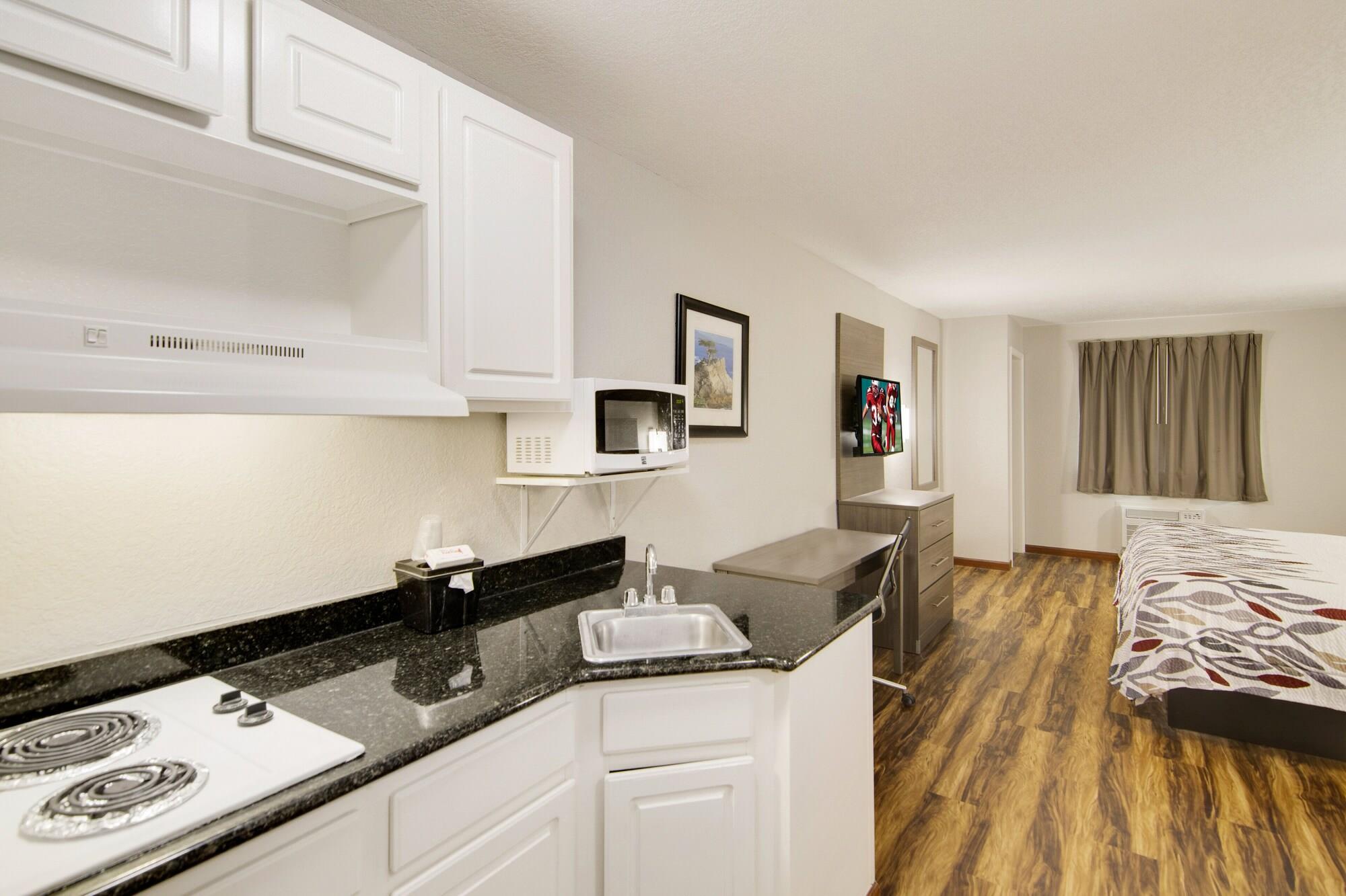 Red Roof Inn & Suites Pensacola-Nas Corry Экстерьер фото