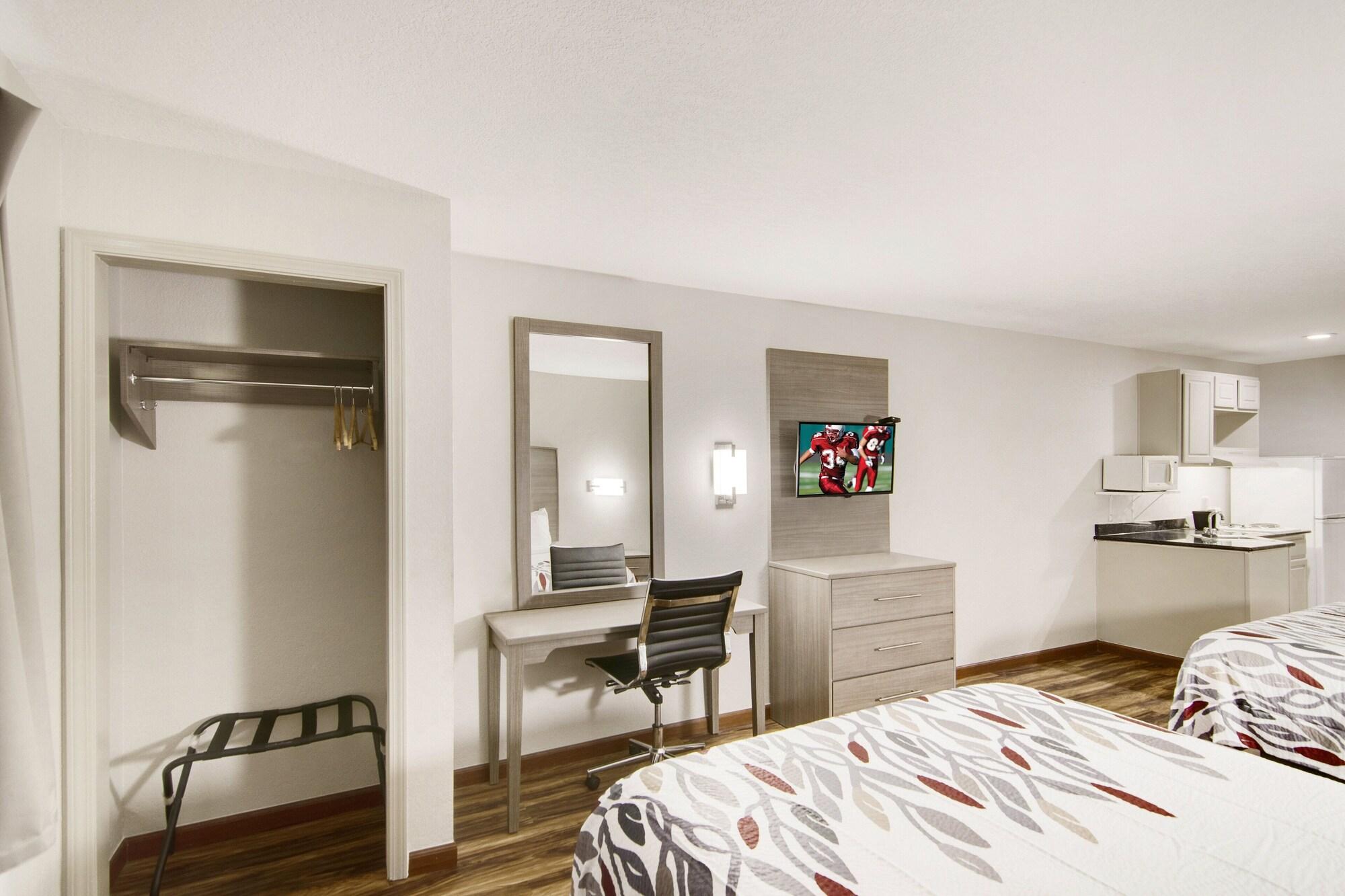 Red Roof Inn & Suites Pensacola-Nas Corry Экстерьер фото