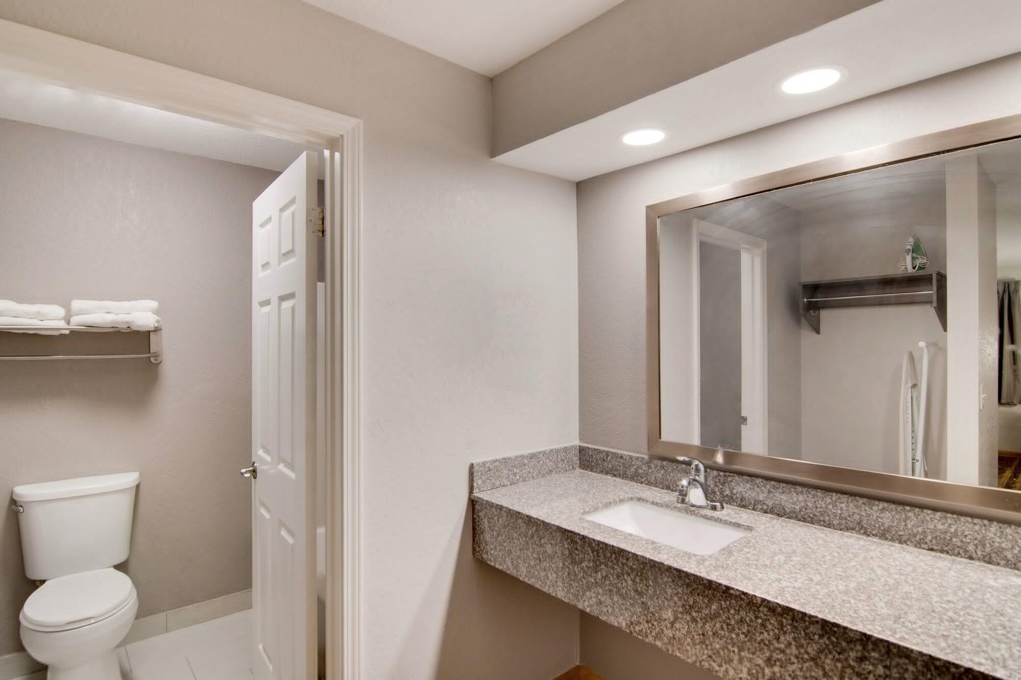 Red Roof Inn & Suites Pensacola-Nas Corry Экстерьер фото