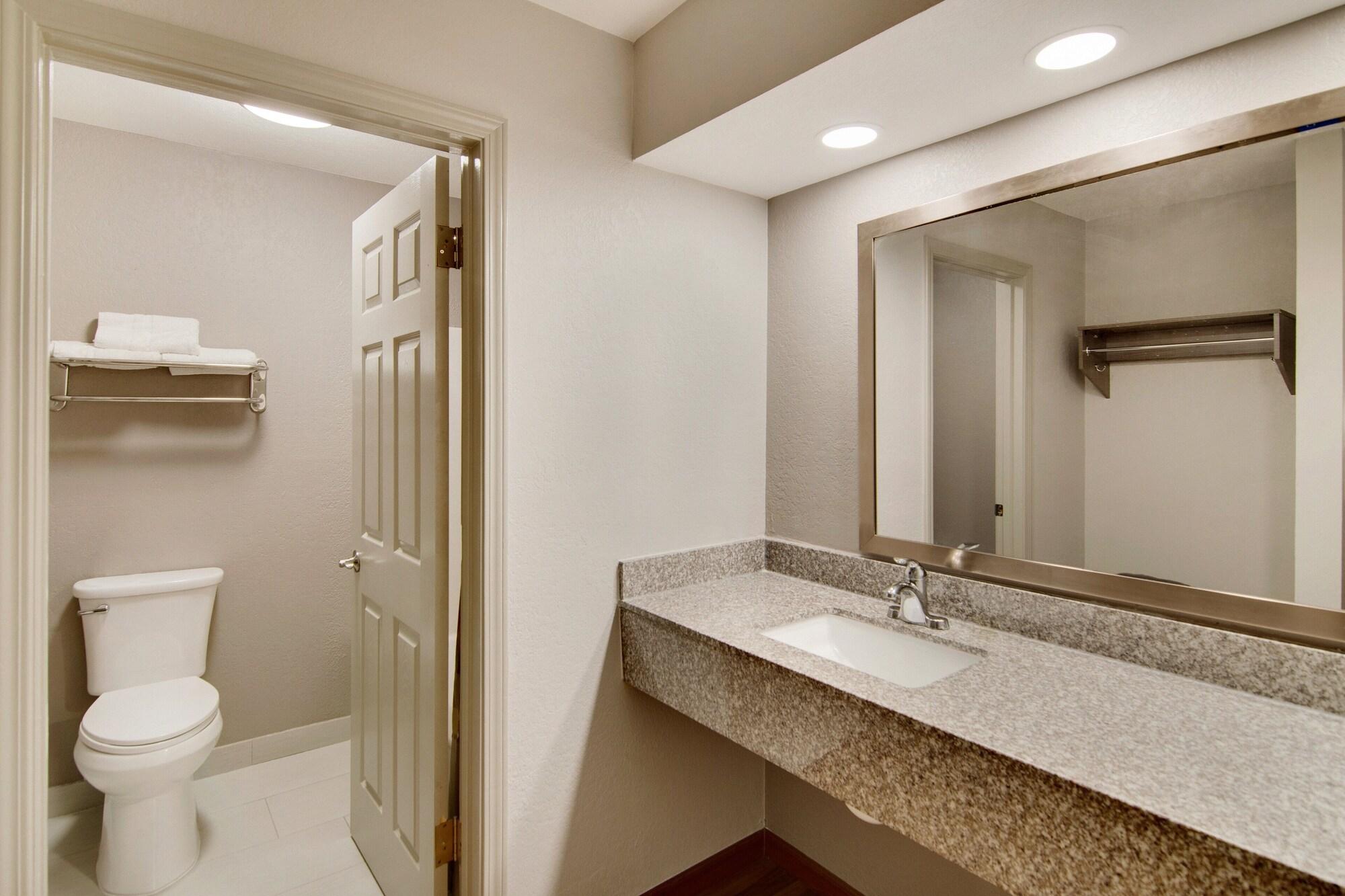 Red Roof Inn & Suites Pensacola-Nas Corry Экстерьер фото