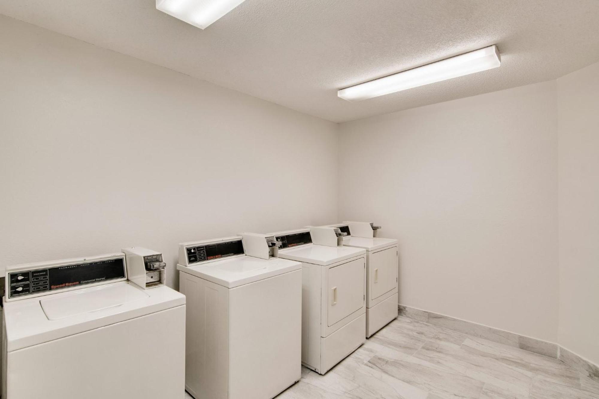 Red Roof Inn & Suites Pensacola-Nas Corry Экстерьер фото